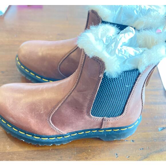 Dr. Martens 2976 Faux Shearling Chelsea Boot Saddle Tan Sz Wms New - Picture 3 of 4